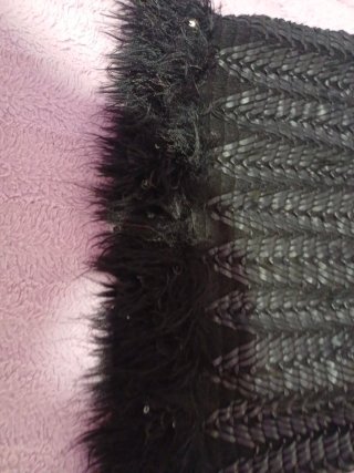 Falda corta negra con fruncido y plumas