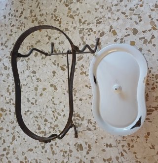 Orinal bidet antiguo de porcelana y metal