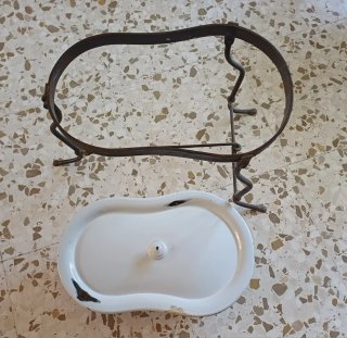 Bidet antiguo de porcelana y metal