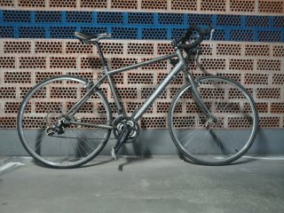 Bicicleta de carretera /, ciudad gris
