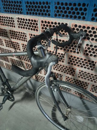 Bicicleta de carretera /, ciudad gris