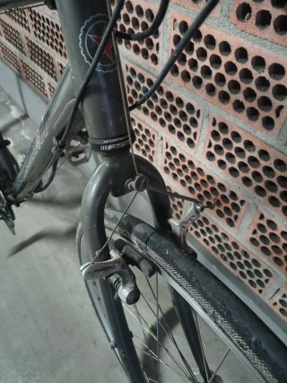 Bicicleta de carretera /, ciudad gris
