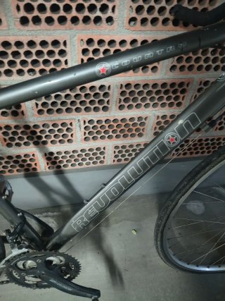 Bicicleta de carretera /, ciudad gris