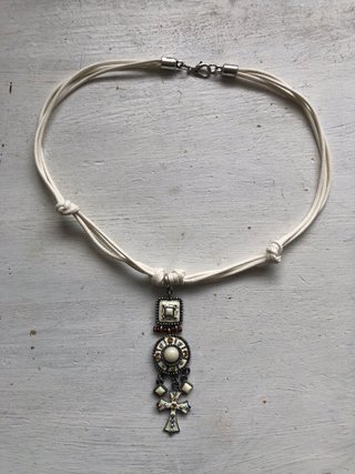 Collar crudo esmalte y pedrería