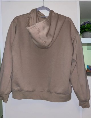 Sudadera beige con bolsillo