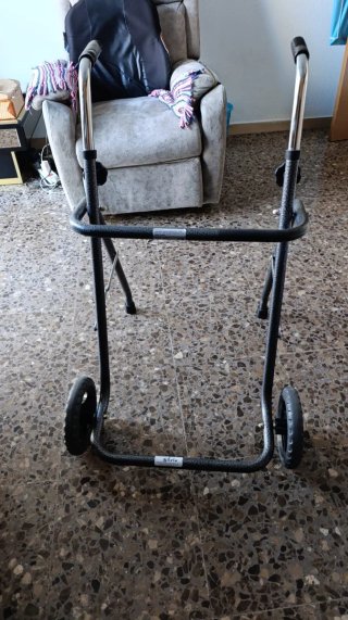 Andador plegable con ruedas