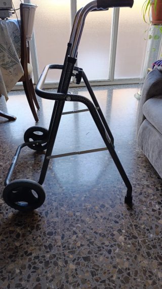 Andador plegable con ruedas