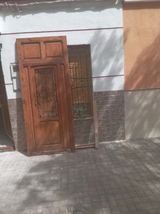 Puerta de madera con detalles