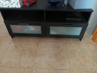 Mesa TV negra buen estado , negra con dos cajones