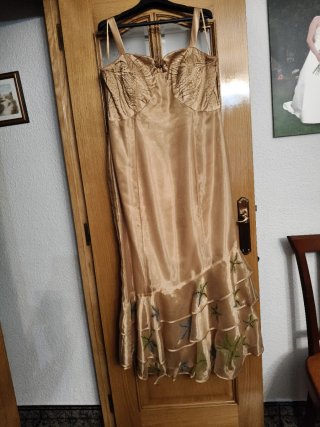 Vestido de fiesta dorado con volantes