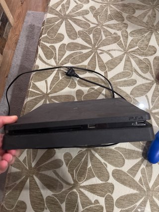 PS4 (PlayStation 4) y  mando rojo.