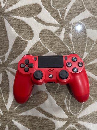 PS4 (PlayStation 4) y  mando rojo.