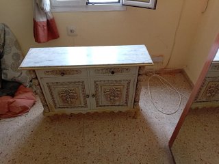Mueble antiguo tallado a mano