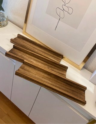 Estantería flotante de madera rústica