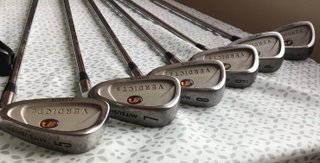 Carrito de golf Titleist con bolsa y palos