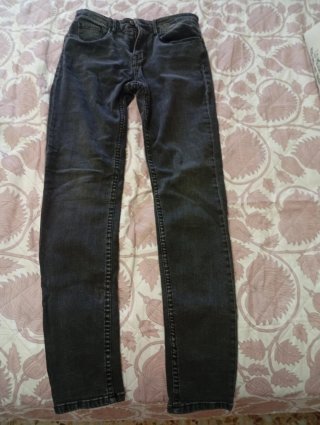 Pantalones vaqueros negros ajustados.