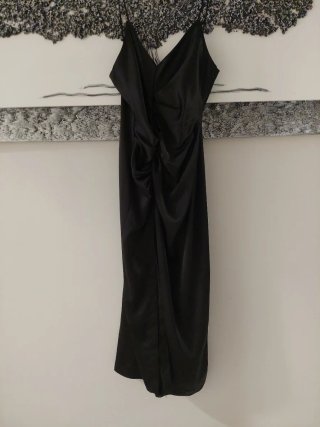 Vestido negro largo drapeado
