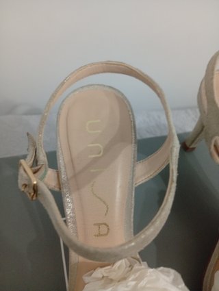 Sandalias Unisa doradas