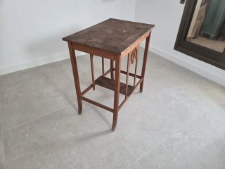 Mesa de madera estilo modernista