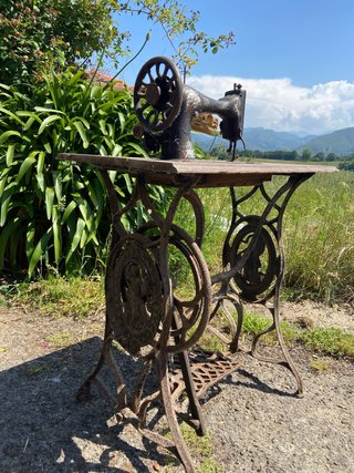 Máquina de coser antigua de metal y madera