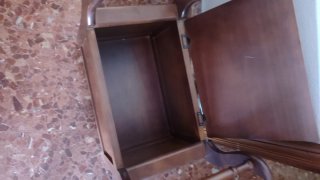 Baúl de madera marrón