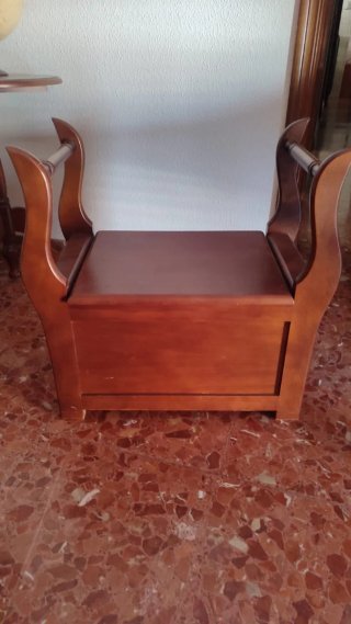 Baúl de madera marrón