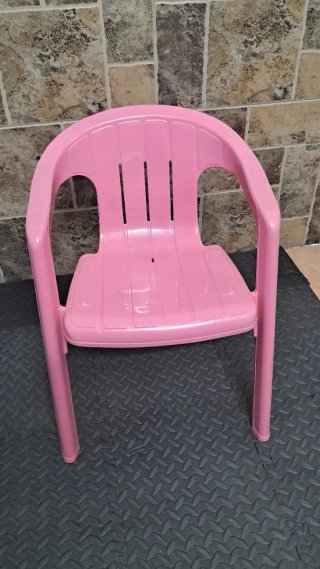 Silla infantil rosa de plástico
