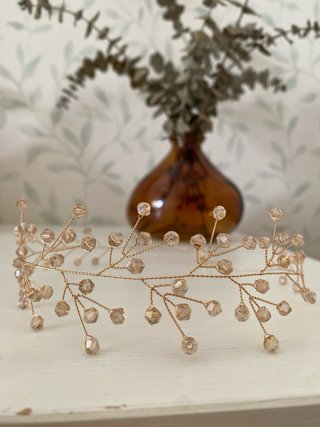 Collar choker alambre dorado y beige