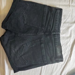 Vaqueros cortos negros desgastados