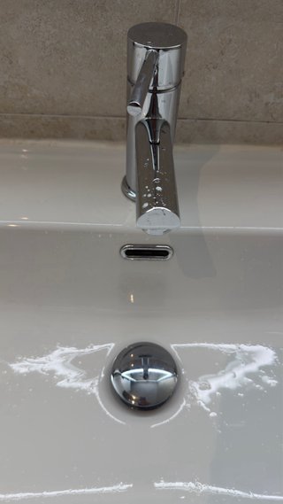 Mueble de baño con lavabo y grifo