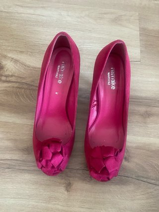 Zapatos fucsia de ante con flor y tacón 11cm