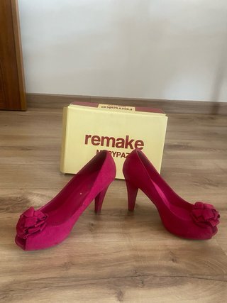 Zapatos fucsia de ante con flor y tacón 11cm