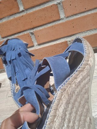 Sandalias azules con flecos