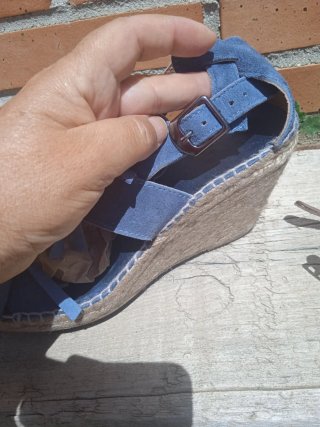 Sandalias azules con flecos