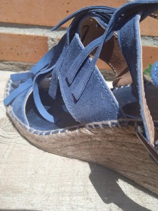Sandalias azules con flecos