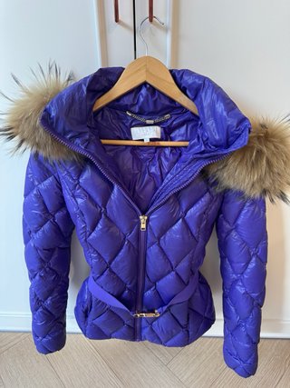 Abrigo Escada Morado con Cinturón y Capucha