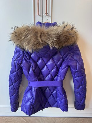 Abrigo Escada Morado con Cinturón y Capucha