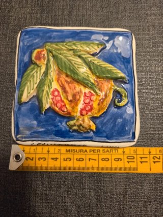 Piastrella ceramica melograno rilievo artigianale