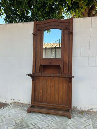 Perchero de entrada de madera con espejo