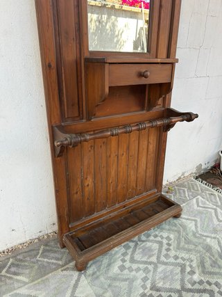Perchero de entrada de madera con espejo