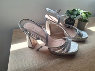Zapatos de fiesta plateados tacón cuadrado