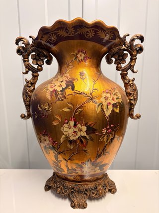 Conjunto de 2 jarrones dorados con flores