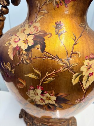 Conjunto de 2 jarrones dorados con flores