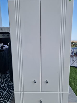 Mueble de baño blanco con cajón