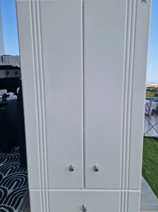 Mueble de baño blanco con cajón