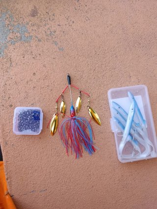 Lote señuelos pesca y accesorios
