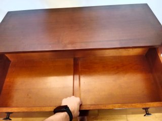 Cajonera de madera oscura