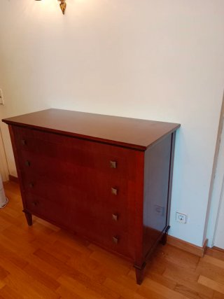 Cajonera de madera oscura