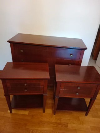 Cajonera de madera oscura