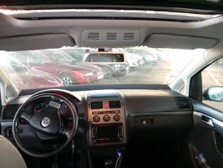 Coche familiar con techo solar